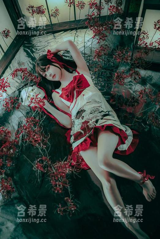 哇，ElyEE子穿的连衣裙cos，我已经出戏了，是在录视频吗，来个原图吧。