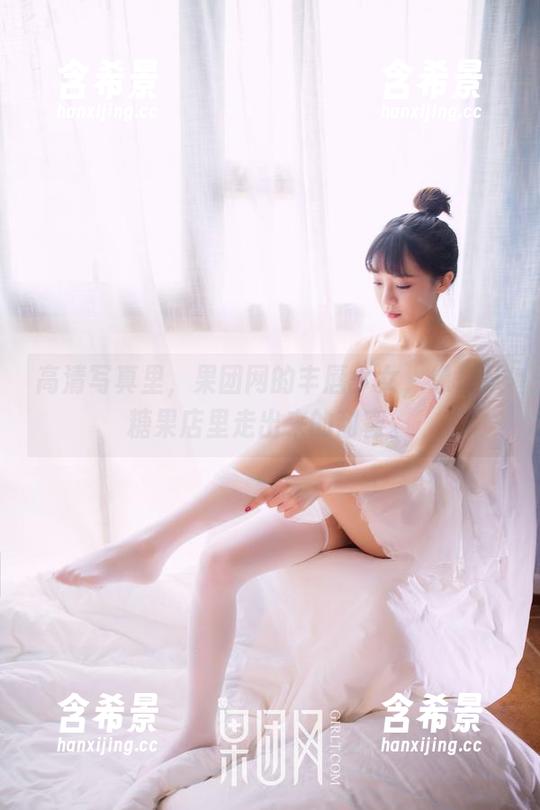 高清写真里，果团网的丰唇少女，像是从糖果店里走出来的甜蜜。
