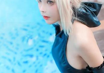 说到Kitkat Cosplay的美图合集,泳池里的反射竟然也是我默默想要的角度。