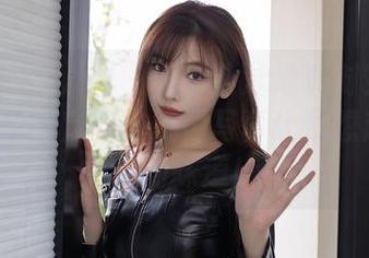 Xiuren秀人网 – 谁需要泳池派对？Elise谭晓彤的定制比基尼写真让我想起了夏天的味道！