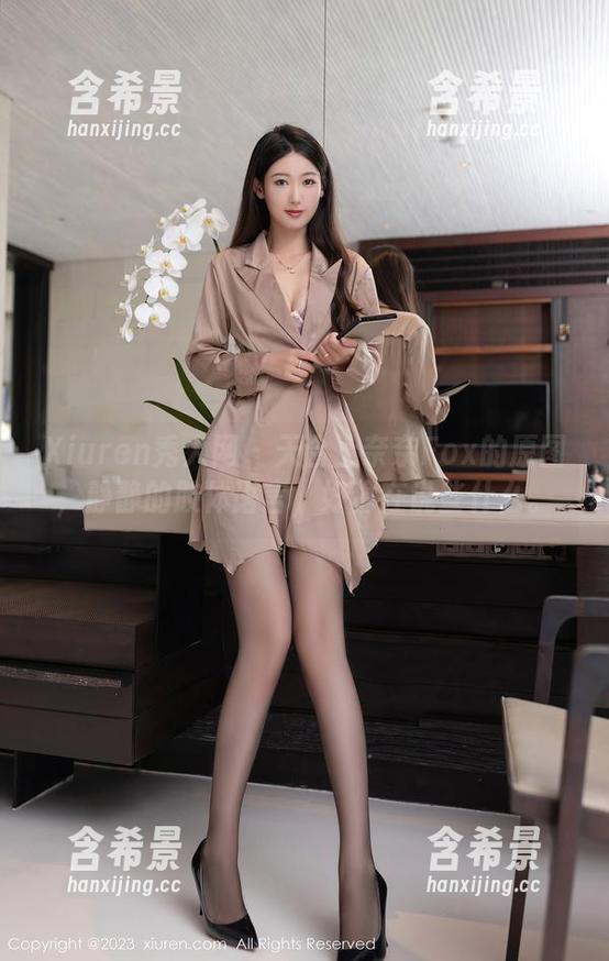 Xiuren秀人网 - 天台上奈奈Fox的原图，静静的肢体语言，好像在说些什么。