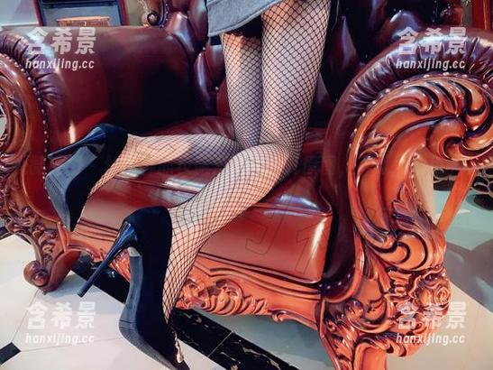 微密圈 - 丝月神的校服漫游：点开原图，下载心动每一秒