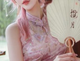 在泳池里，少了不是爱情，多了仙女月，图包随机发放！