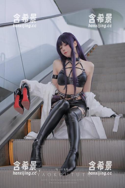靠，这图片让我想入非非，咬人小小兔和她的皮衣太有个性
