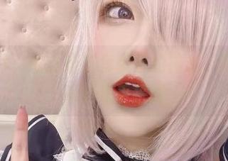 精选图片，啾小妍在套装中的神态，还是让人有些晕乎乎的
