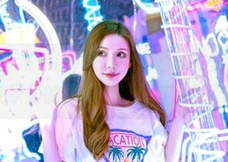 嗲囡囡 – Emily尹菲的这套泳衣美图，把我宅在家里的依赖感都“泡”华了起来！