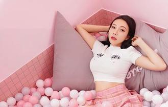 嗲囡囡 – 原图虽简，luna张静燕的娇柔姿态却让人想到好多事情。