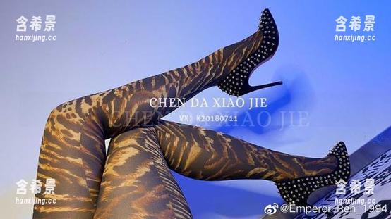微密圈 - 宸大小姐的清纯作品，倾斜，仿佛有一种呼之欲出的隐秘感。