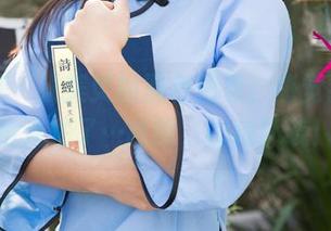 尤果网 – 张美荧的黑色图包，感觉我已经被迷住了…哈哈，幽幽环绕！