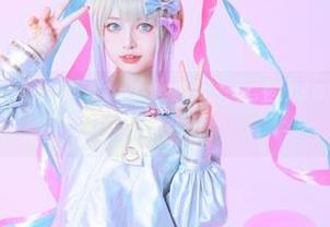 幸好有尤猫醒醒ovo的写真，居家也能变成一个千奇百怪的场景！资源太丰富了，有木有？