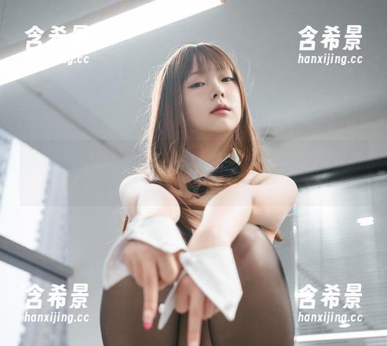 鱼与水的私拍冒险：巧克力小圆面包与轻纱幔帐的温柔对峙