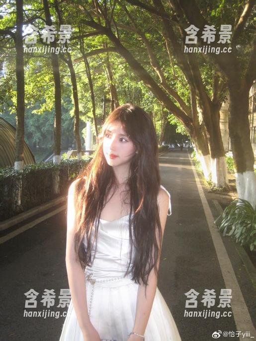 怡子yiii的图集气息满满，白丝映衬着她的一切～