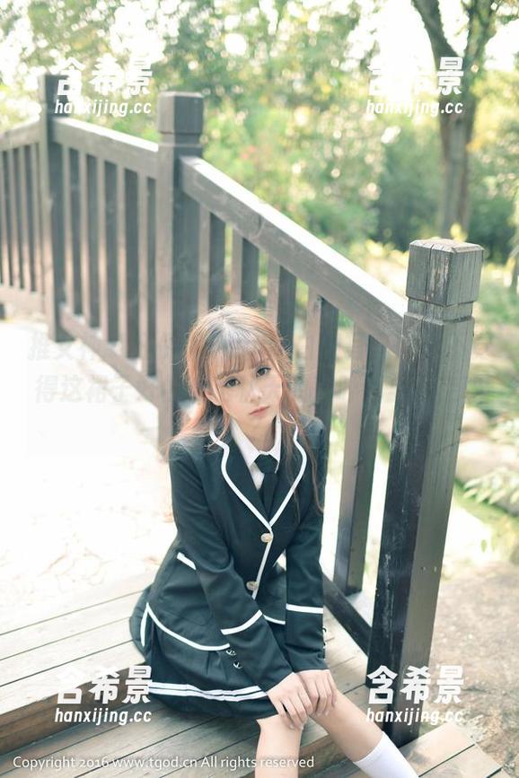 推女神 - 汪佩妮Penny白裙写真：你不觉得这裙子好像能把秋天的落叶都全吸走吗？