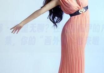 推女郎 – 家里无聊？在线看杨伊的户外图集，你的“画外音”也来啦