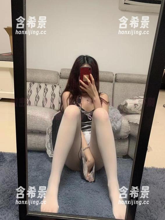 微密圈 - 提袜少女的清纯展现，一天不刷图库就像失去了某种维生素！