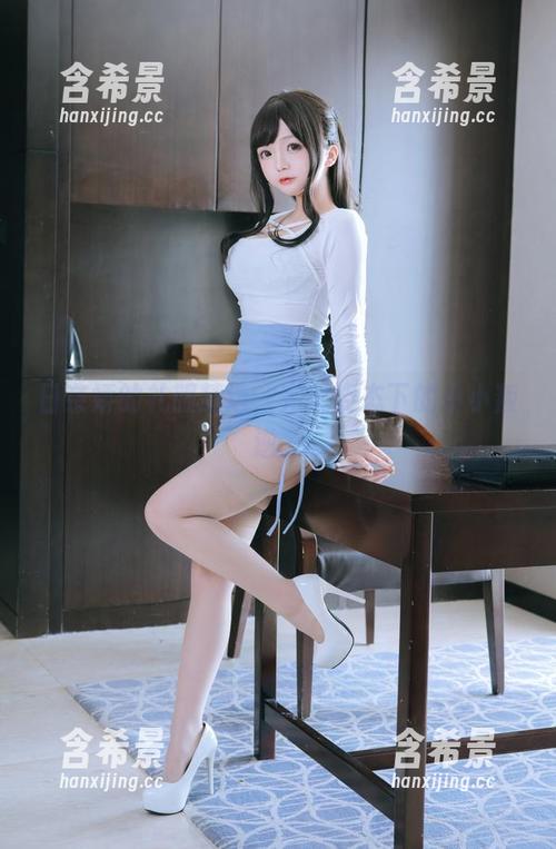 日奈娇 日奈娇的礼服精选,完美姿态下的小小叛逆。