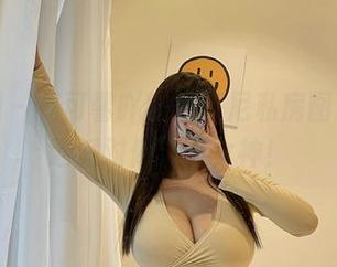 微密圈 – 是可馨吖的比基尼私房图集，泳池派对做无敌女神！