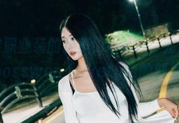 尝试穿职业装的普美(bomi)，完全打破了mybosswon’tlikethis的刻板印象。