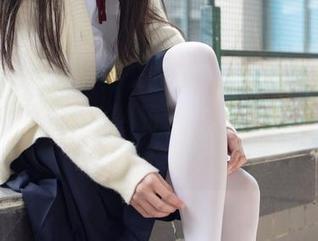 森萝财团 – 工作的时候不够专注，现在真被小夜的月下004和那白丝吸引得眼神游离了，作品太撩了。
