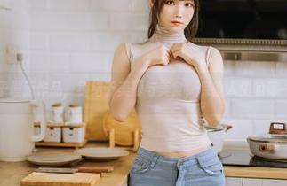 汪知子最新作品，纠结于美脚与美食，保重人生的每一步！