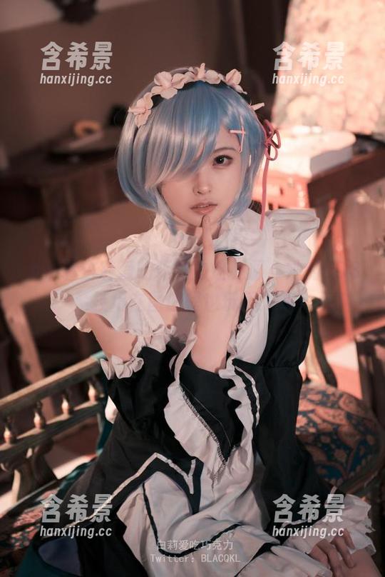 别小看白莉爱吃巧克力这和服，她的COS技巧在图册里也玩得飞起