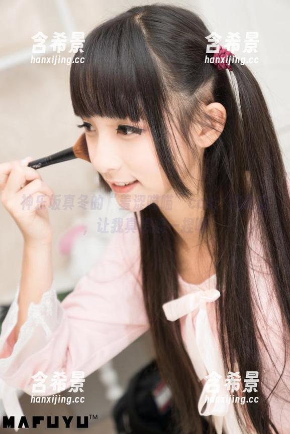 神乐坂真冬的“羞涩喵喵”cos：这萌态，让我真想捏一捏呀