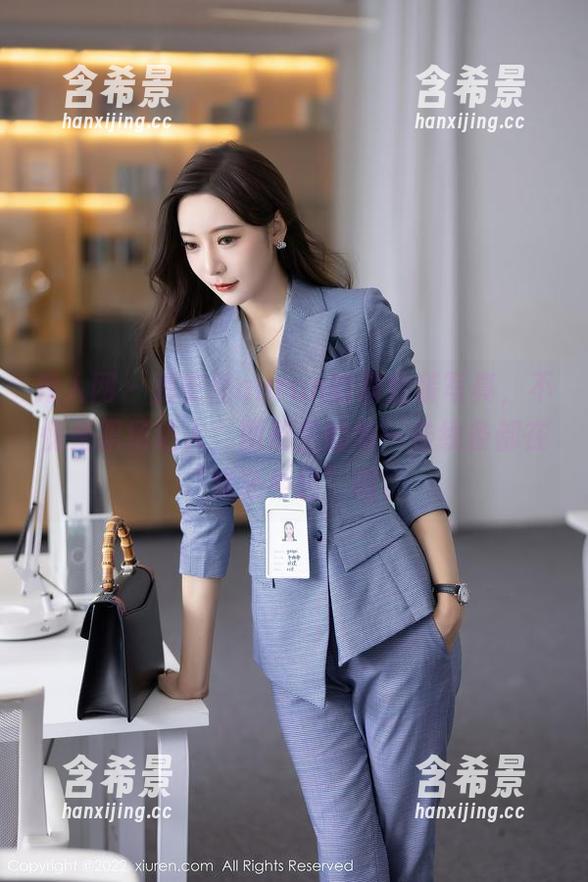 秀人网 - 看安然anran的职业装写真，不愧是职场达人，图册里的每一条线条都在“我还年轻”啊。