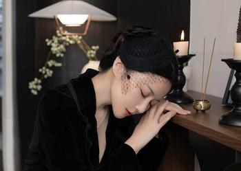 秀人网 – JK总是耐人寻味，葛征的更新又引发我小小的疑惑。