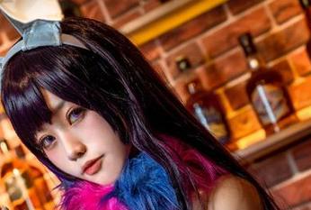 分享芊川一笑MNK的丝袜写真，时不时让我暂停脑子思考