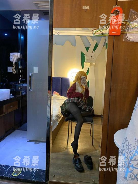 芋圆侑子玩转路易九世礼服：一个cos就能让你拥有超大牌的气质，下载吧！