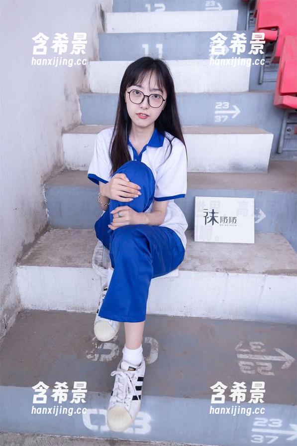 袜啵啵 - 从小淳的双马尾看世界，高清写真里藏着不少小心思啊。