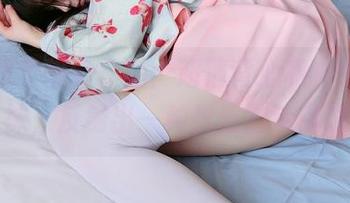 瞧，西尔酱的作品：超薄背心和白色吊带袜，反射出一种优雅的迷离感