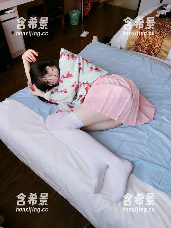瞧，西尔酱的作品：超薄背心和白色吊带袜，反射出一种优雅的迷离感