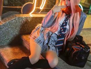 阿薰kaOri和她的露背毛衣COS，翻看图册的时候不行了啊这画风…
