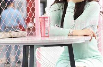 魔镜街拍 – 粉裙在职场：探讨婷婷的图集，销售主管的另一面