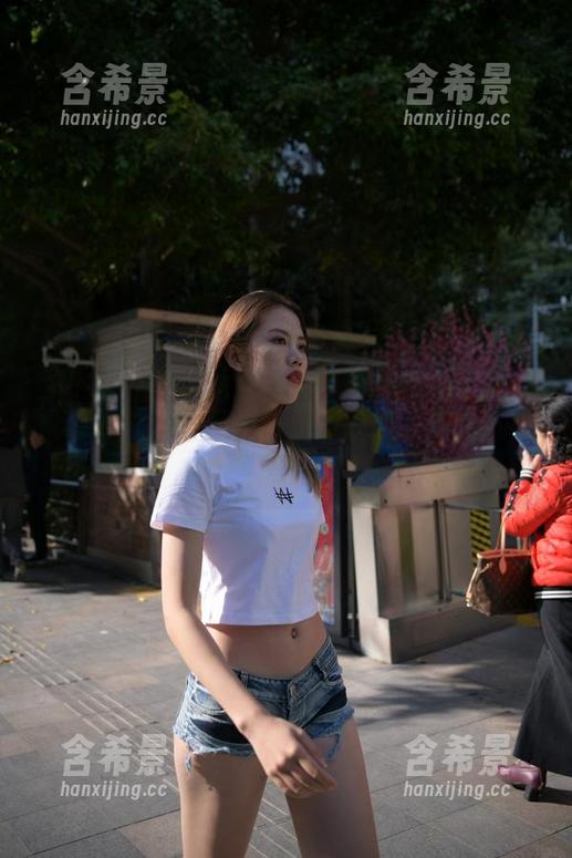 魔镜街拍 - 这白色连衣裙和黑丝袜组合，真的是让人眼前一亮，婷婷的这张图片不看后悔，精选必入啊。