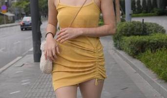 魔镜街拍 – 哎呀，楼楼的这件白色连衣裙，我敢打赌这可是专门定制的，不然哪会有这么合身？